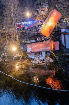 Lkw stürzte in die Traun 20141215-7204.jpg