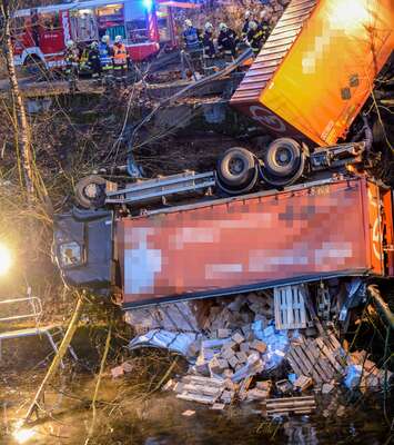 Lkw stürzte in die Traun 20141215-7205.jpg