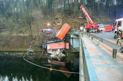 Lkw stürzte in die Traun 20141215-7208.jpg