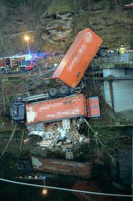 Lkw stürzte in die Traun 20141215-7209.jpg