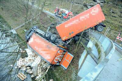Lkw stürzte in die Traun 20141215-7210.jpg