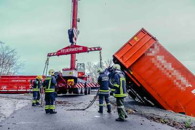 Lkw stürzte in die Traun 20141215-7212.jpg