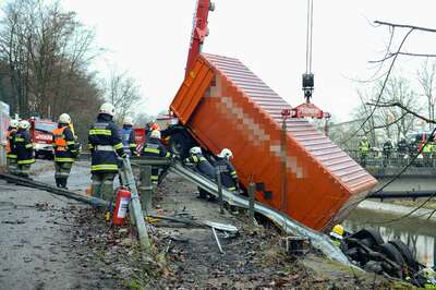 Lkw stürzte in die Traun 20141215-7220.jpg