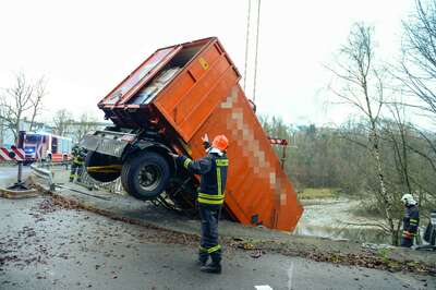Lkw stürzte in die Traun 20141215-7221.jpg
