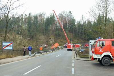 Lkw stürzte in die Traun 20141215-7222.jpg