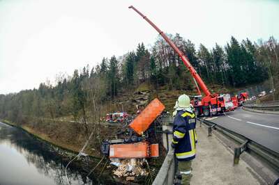 Lkw stürzte in die Traun 20141215-7227.jpg