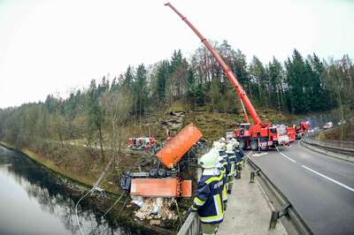 Lkw stürzte in die Traun 20141215-7229.jpg