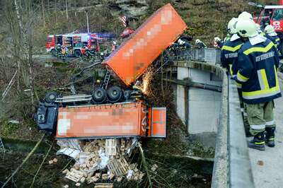 Lkw stürzte in die Traun 20141215-7231.jpg