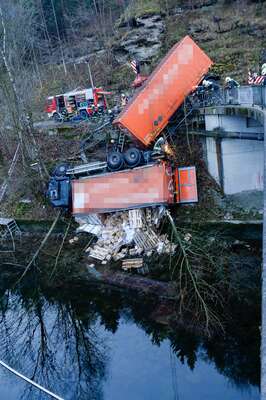 Lkw stürzte in die Traun 20141215-7235.jpg