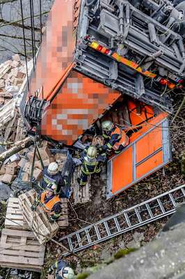 Lkw stürzte in die Traun 20141215-7257.jpg