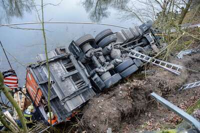 Lkw stürzte in die Traun 20141215-7260.jpg