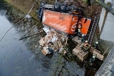 Lkw stürzte in die Traun 20141215-7262.jpg