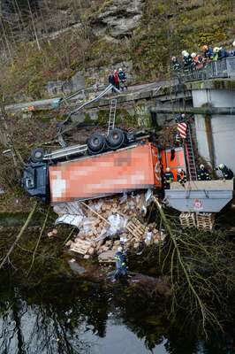 Lkw stürzte in die Traun 20141215-7263.jpg