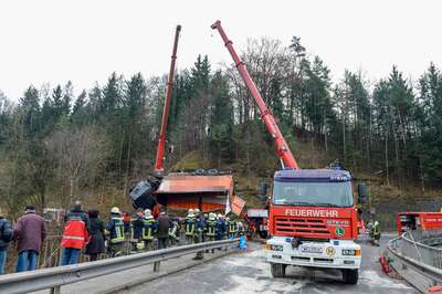 Lkw stürzte in die Traun 20141215-7269.jpg