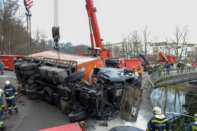Lkw stürzte in die Traun 20141215-7278.jpg