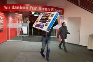 Riesiger Ansturm beim Frühshopping - Media Markt Linz 20141227-7865.jpg