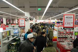 Riesiger Ansturm beim Frühshopping - Media Markt Linz 20141227-7869.jpg