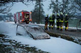 Autolenker prallte gegen Baum - Fahrzeug völlig ausgebrannt 20141228-7885.jpg
