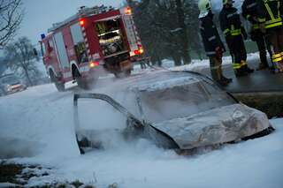 Autolenker prallte gegen Baum - Fahrzeug völlig ausgebrannt 20141228-7886.jpg
