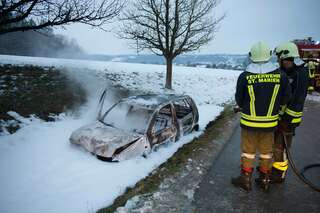 Autolenker prallte gegen Baum - Fahrzeug völlig ausgebrannt 20141228-7887.jpg