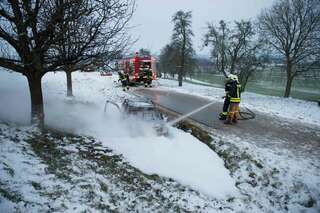 Autolenker prallte gegen Baum - Fahrzeug völlig ausgebrannt 20141228-7888.jpg