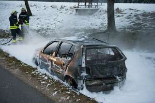 Autolenker prallte gegen Baum - Fahrzeug völlig ausgebrannt 20141228-7889.jpg