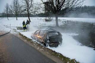 Autolenker prallte gegen Baum - Fahrzeug völlig ausgebrannt 20141228-7890.jpg