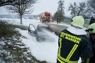 Autolenker prallte gegen Baum - Fahrzeug völlig ausgebrannt 20141228-7891.jpg