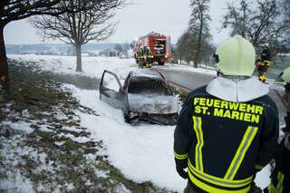 Autolenker prallte gegen Baum - Fahrzeug völlig ausgebrannt 20141228-7892.jpg