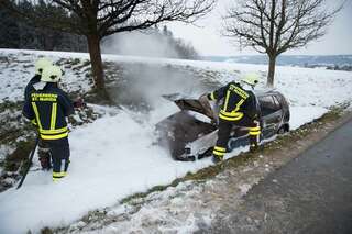 Autolenker prallte gegen Baum - Fahrzeug völlig ausgebrannt 20141228-7894.jpg
