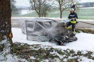 Autolenker prallte gegen Baum - Fahrzeug völlig ausgebrannt 20141228-7895.jpg