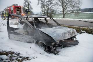Autolenker prallte gegen Baum - Fahrzeug völlig ausgebrannt 20141228-7899.jpg