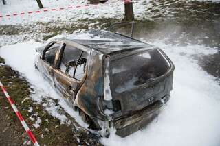 Autolenker prallte gegen Baum - Fahrzeug völlig ausgebrannt 20141228-7902.jpg