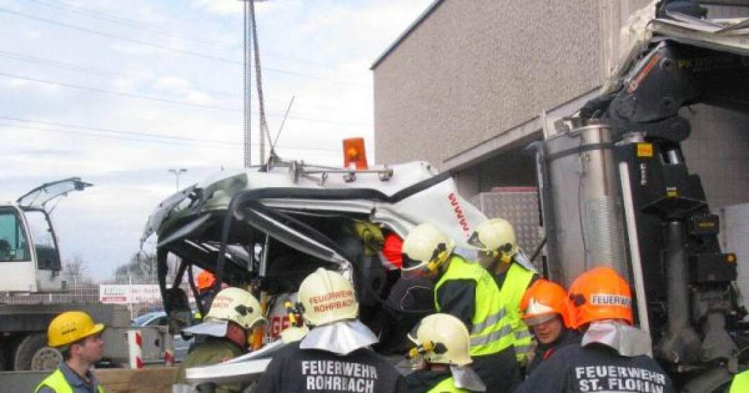 Titelbild: Lkw-Fahrer von Betonplatte erdrückt