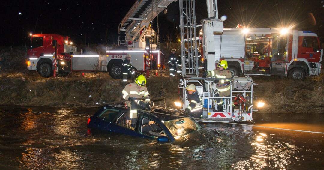 Titelbild: Fahrzeuglenker stürzte in Fluss