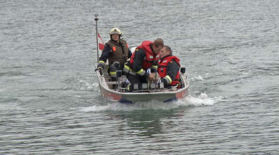 Unfall bei Holzarbeiten - Rettung mittels Feuerwehrboot Personenrettung.jpg