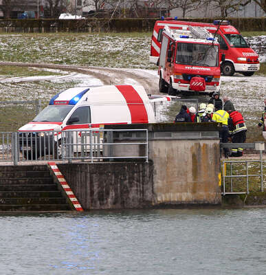 Unfall bei Holzarbeiten - Rettung mittels Feuerwehrboot Personenrettung_2.jpg