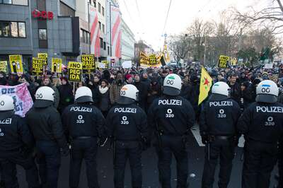 Pegida Demo in Linz 20150208-6731.jpg