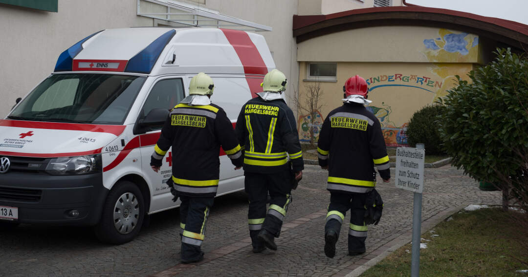 Titelbild: Evakuierung der Volksschule Hargelsberg nach Gasgeruch