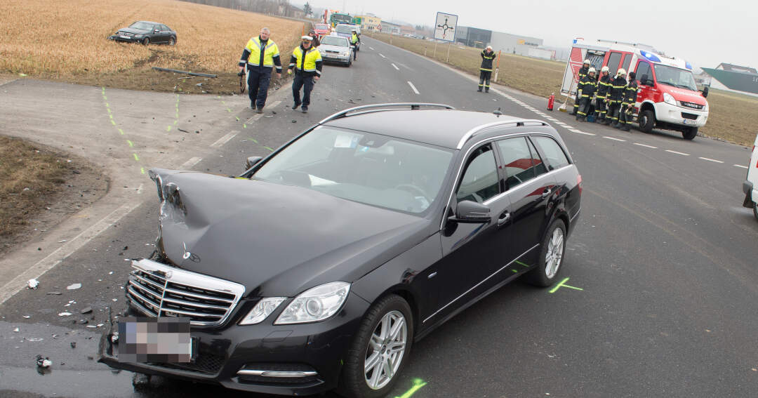 Titelbild: Zwei Mercedes zusammengestoßen