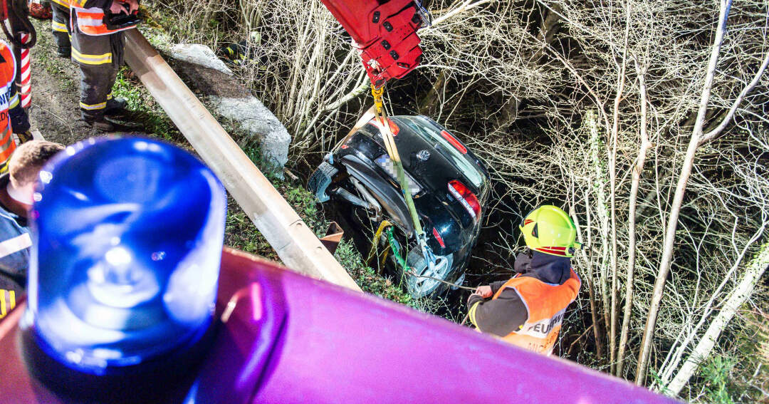 Titelbild: Tödlicher Verkehrsunfall - Auto stürzte 30 Meter steilen Hang hinab