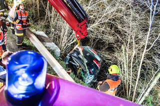 Tödlicher Verkehrsunfall - Auto stürzte 30 Meter steilen Hang hinab 20150414-4270_01.jpg