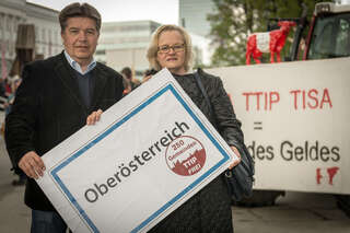 Aktionstag gegen TTIP-Abkommen Linz SPÖ-Vorsitzender Reinhold Entholzer