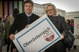 Aktionstag gegen TTIP-Abkommen Linz SPÖ-Vorsitzender Reinhold Entholzer