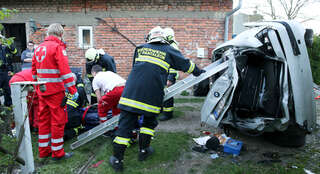 Schwerer Unfall : Auto "flog" über Böschung CD6R4492.jpg