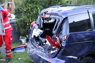 Schwerer Unfall : Auto "flog" über Böschung CD6R4503.jpg