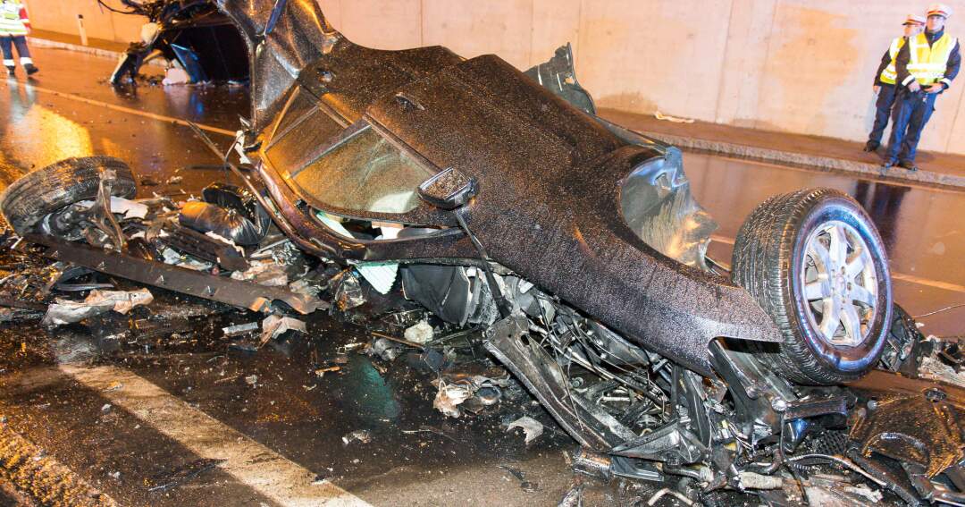 Titelbild: Mercedes bei Unfall in zwei Teile zerrissen
