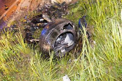 Mercedes bei Unfall in zwei Teile zerrissen 20150501-0631.jpg