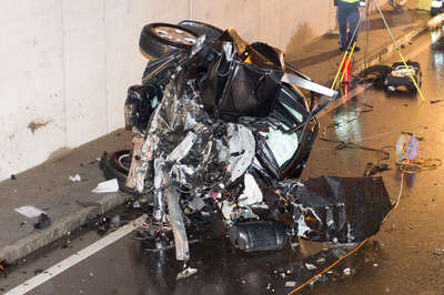 Mercedes bei Unfall in zwei Teile zerrissen 20150501-0634.jpg