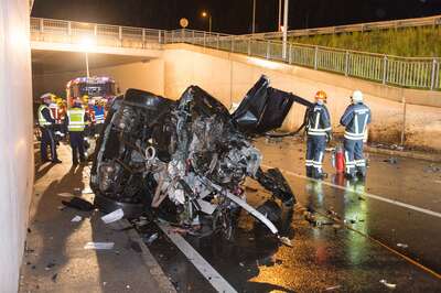 Mercedes bei Unfall in zwei Teile zerrissen 20150501-0646.jpg